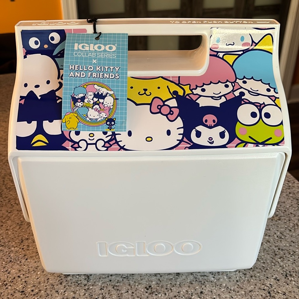 Brand New with tags 🏷️ Igloo + Hello Kitty 🌸